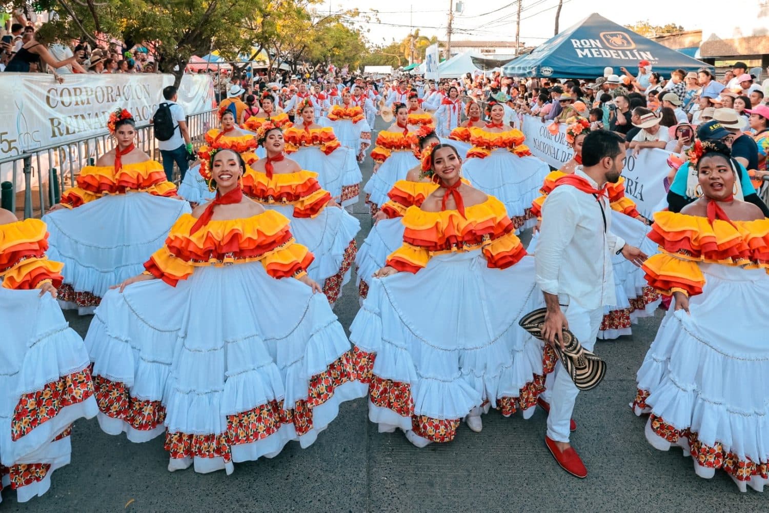 Córdoba llena la Parada Folclórica con más de 1.200 artistas de 28 municipios