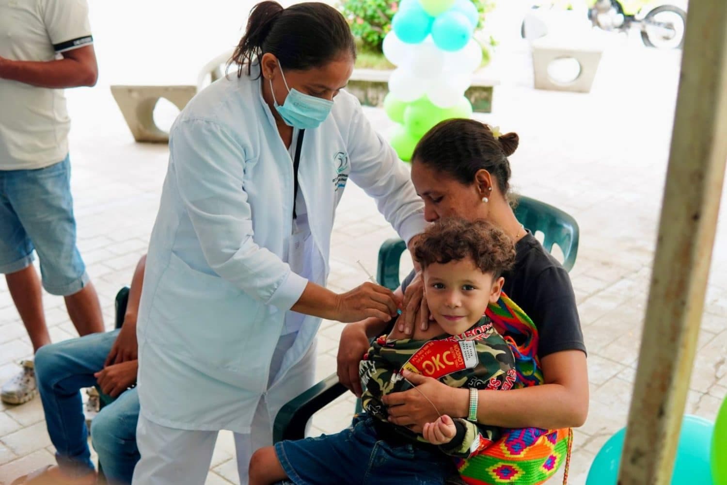Montería vacuna bebés contra sarampión con estrategia "Dosis Cero" ante alertas en América