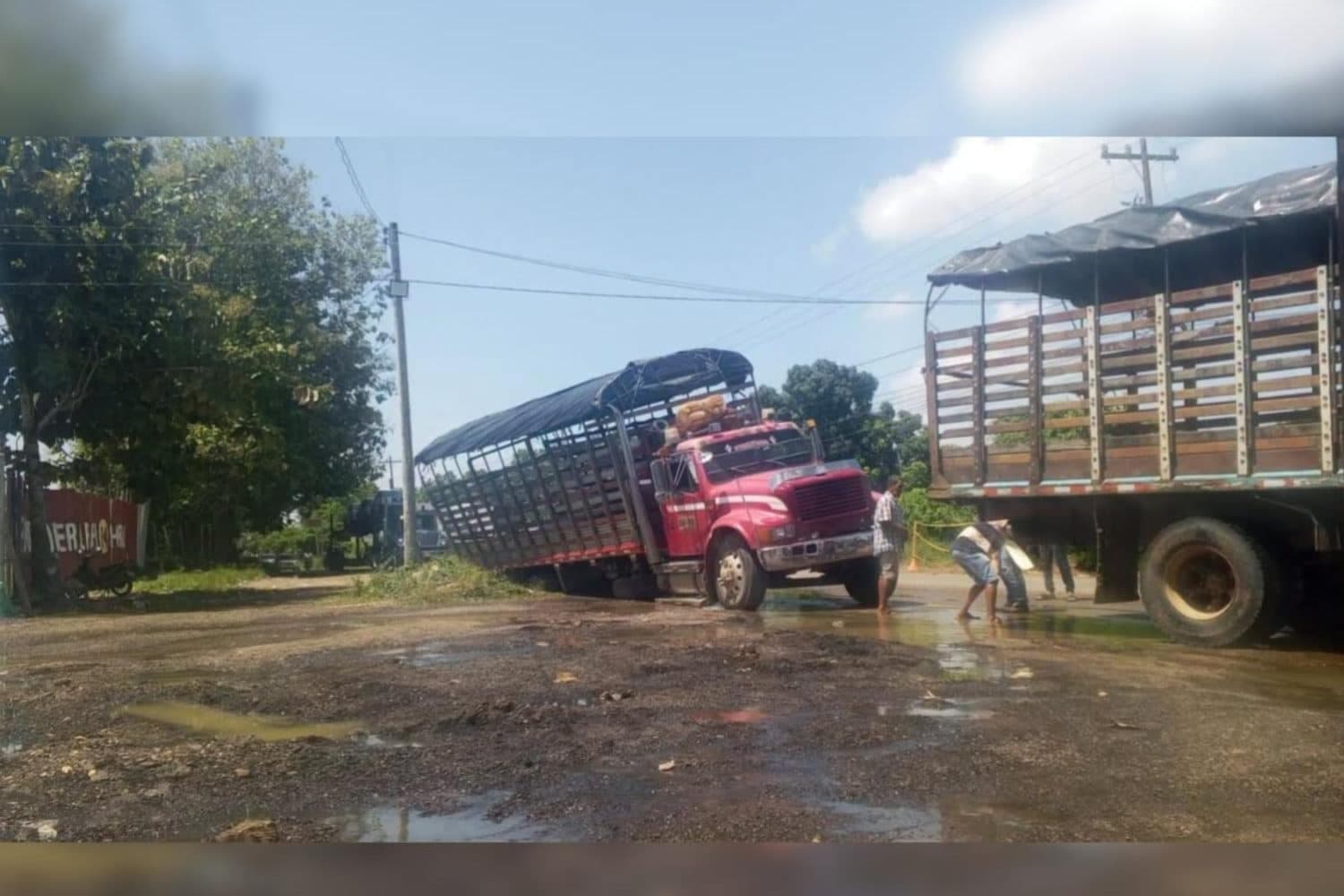 Camión queda atrapado en hueco sin señales en vía Lorica-San Antero