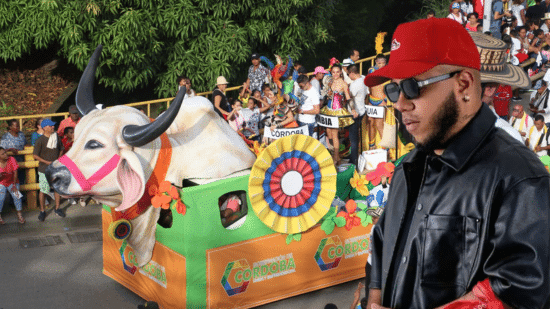 Koffe El Kafetero llega al desfile de la Feria Ganadera con su tráiler de la gente