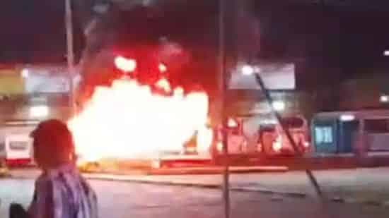 Bus de Sotracor se incendia en la Terminal de Montería generando pánico entre pasajeros