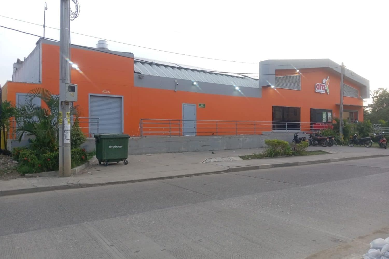 Comerciantes de Montería denuncian olores putrefactos en tienda Ara que ahuyentan clientes