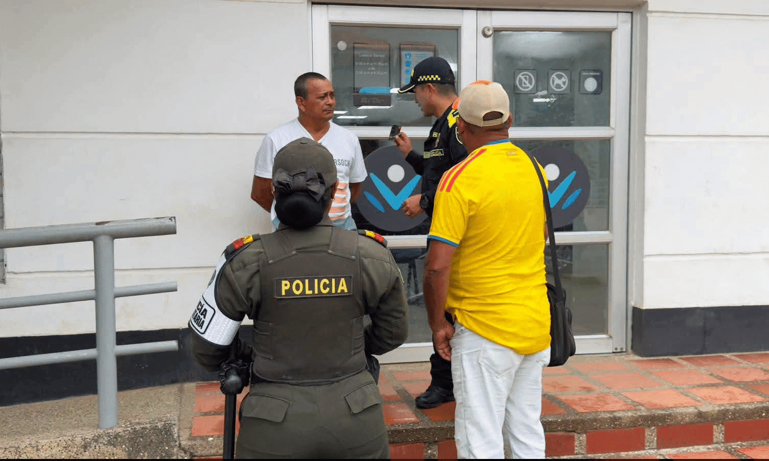 Policía resguarda bancos en San Carlos para que ciudadanos hagan transacciones sin temor