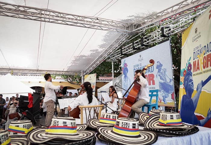 Gobierno lanza programa para proteger a 50.000 artistas mayores sin pensión en Colombia