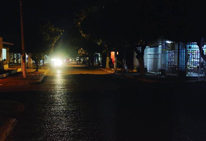 Avenida Simón Bolívar lleva más de un mes sin iluminación y preocupa a conductores