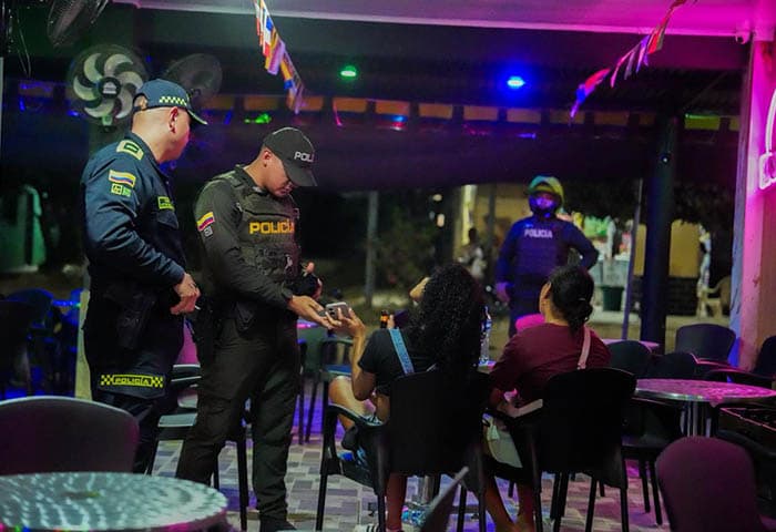 Policía refuerza inspecciones en bares y negocios de Curumaní para garantizar seguridad