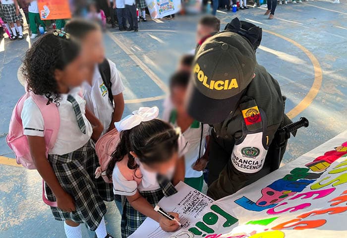 Policía acompaña el regreso a clases en La Loma de Calenturas con enfoque en convivencia escolar