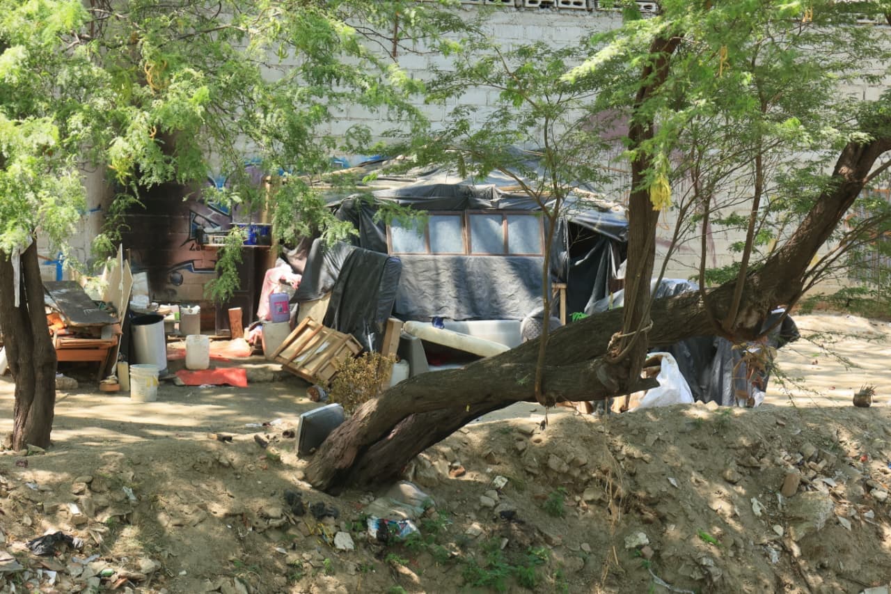 Cambuches y basura invaden las orillas del río Manzanares en la ciudad