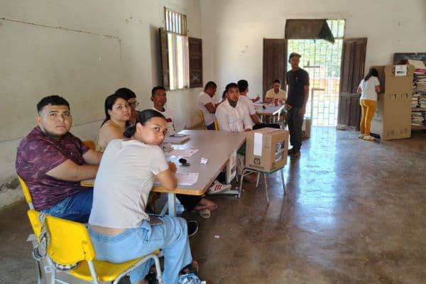 Santa Marta votó entre el calor, la soledad y gestos de fe en las urnas