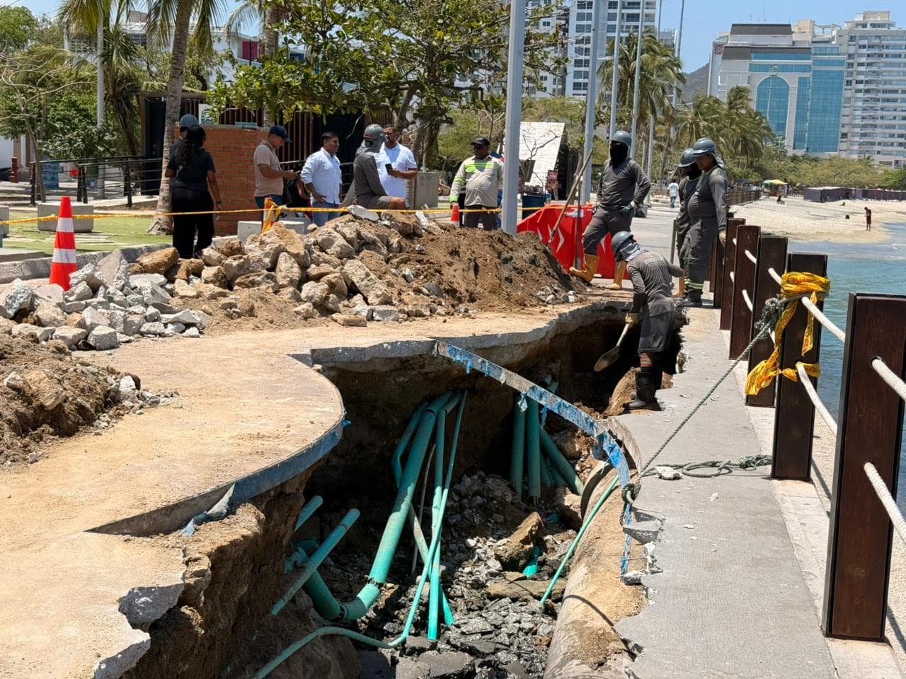 Emergencia sanitaria en el Camellón de Bastidas por tubería rota heredada de administraciones anteriores