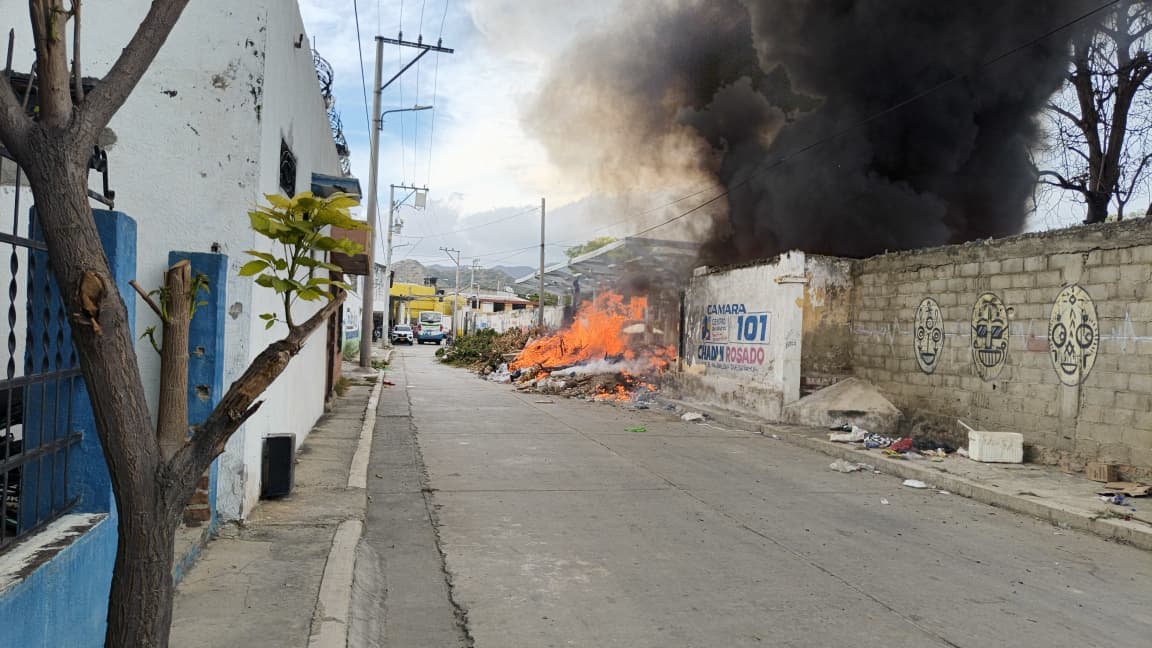 Santa Marta vuelve a enfrentar incendio en Los Manguitos: la comunidad clama por soluciones