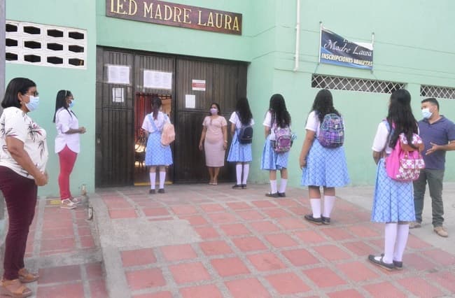 Secretaría de Salud atiende a estudiantes del Madre Laura afectadas por intenso calor en Santa Marta