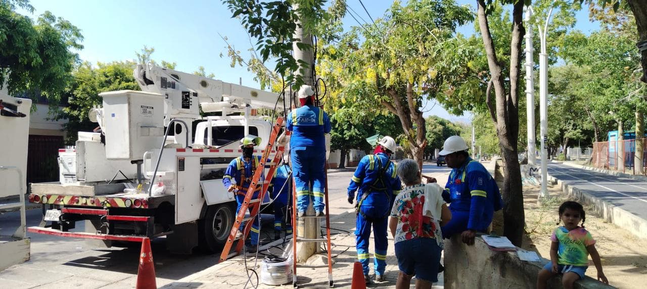 Air-e refuerza brigadas en Santa Marta para atender daños por sobrecarga de energía