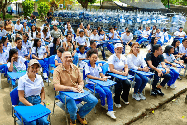 Santa Marta entrega 500 pupitres a colegio rural en avance de su plan educativo