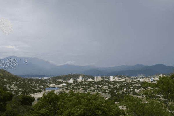 Santa Marta se prepara para un martes cálido con cielos nublados y riesgo de lluvia