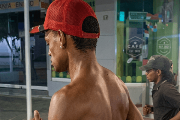 Patrullero en Santa Marta obliga a trotar a dos hombres tras presunto robo en Centro Histórico