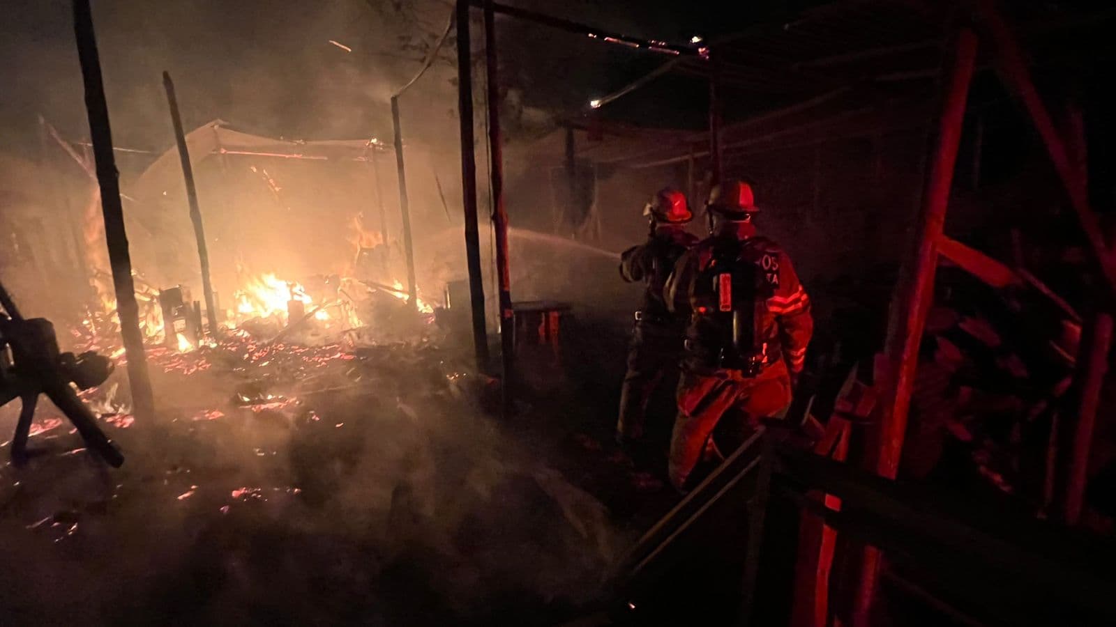 Bomberos controlan dos incendios en Santa Marta y evitan propagación de las llamas