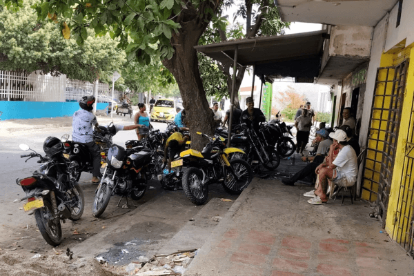 Talleres mecánicos vuelven a invadir andenes en Santa Marta pese a operativos