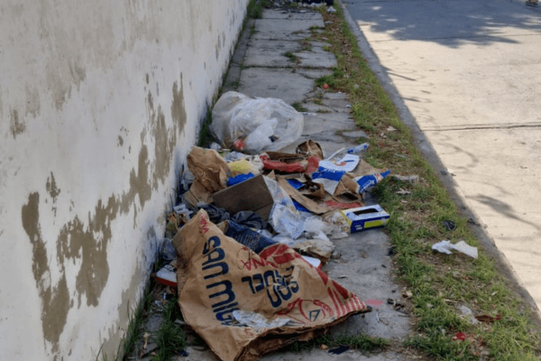 Basura impide el paso en colegio electoral de Santa Marta durante votaciones