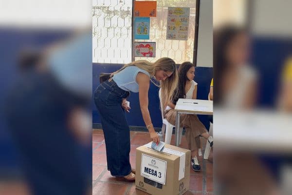 Bleidis Pérez cumple su deber cívico en las urnas samarias