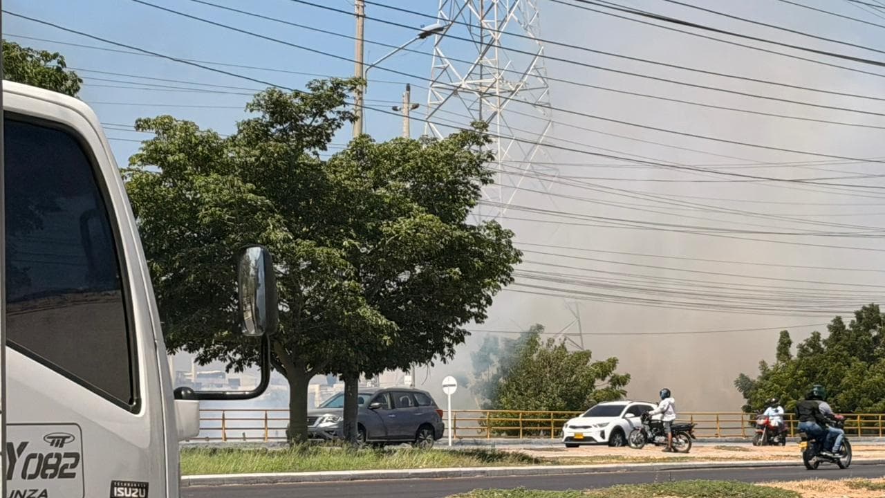 Incendio en lote cercano a Terminal de Santa Marta genera alarma por proximidad a instituciones educativas