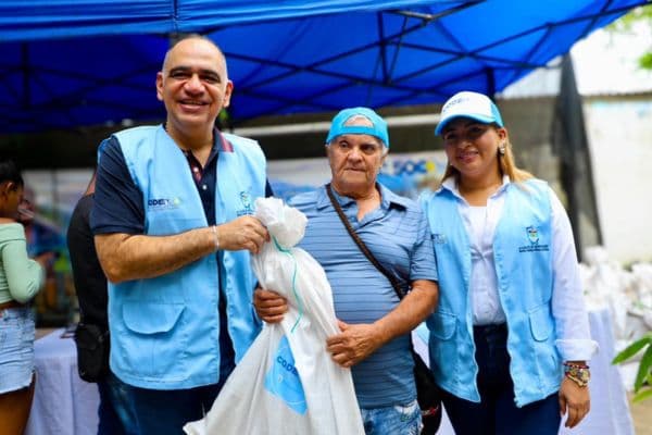 Alcalde Pinedo lleva ayudas y esperanza a las comunidades rurales de Santa Marta