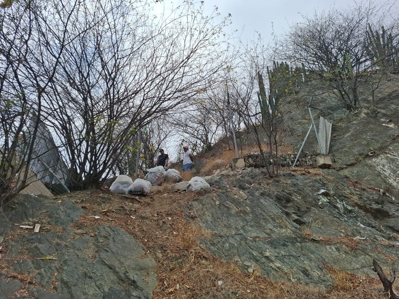 Residuos hospitalarios hallados en cerro de Santa Marta generan alerta sanitaria