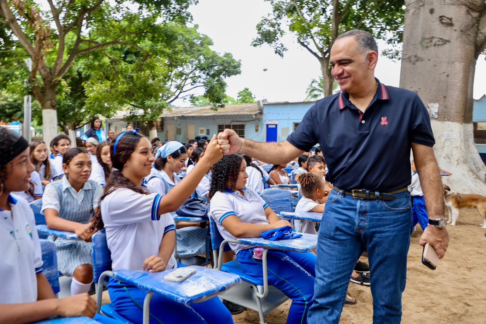 Santa Marta entrega 200 pupitres en vereda rural de Marquetalia para mejorar educación