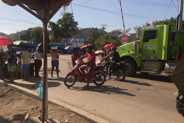 San Fernando clama por agua: cierran vía tras casi un mes sin servicio en Santa Marta