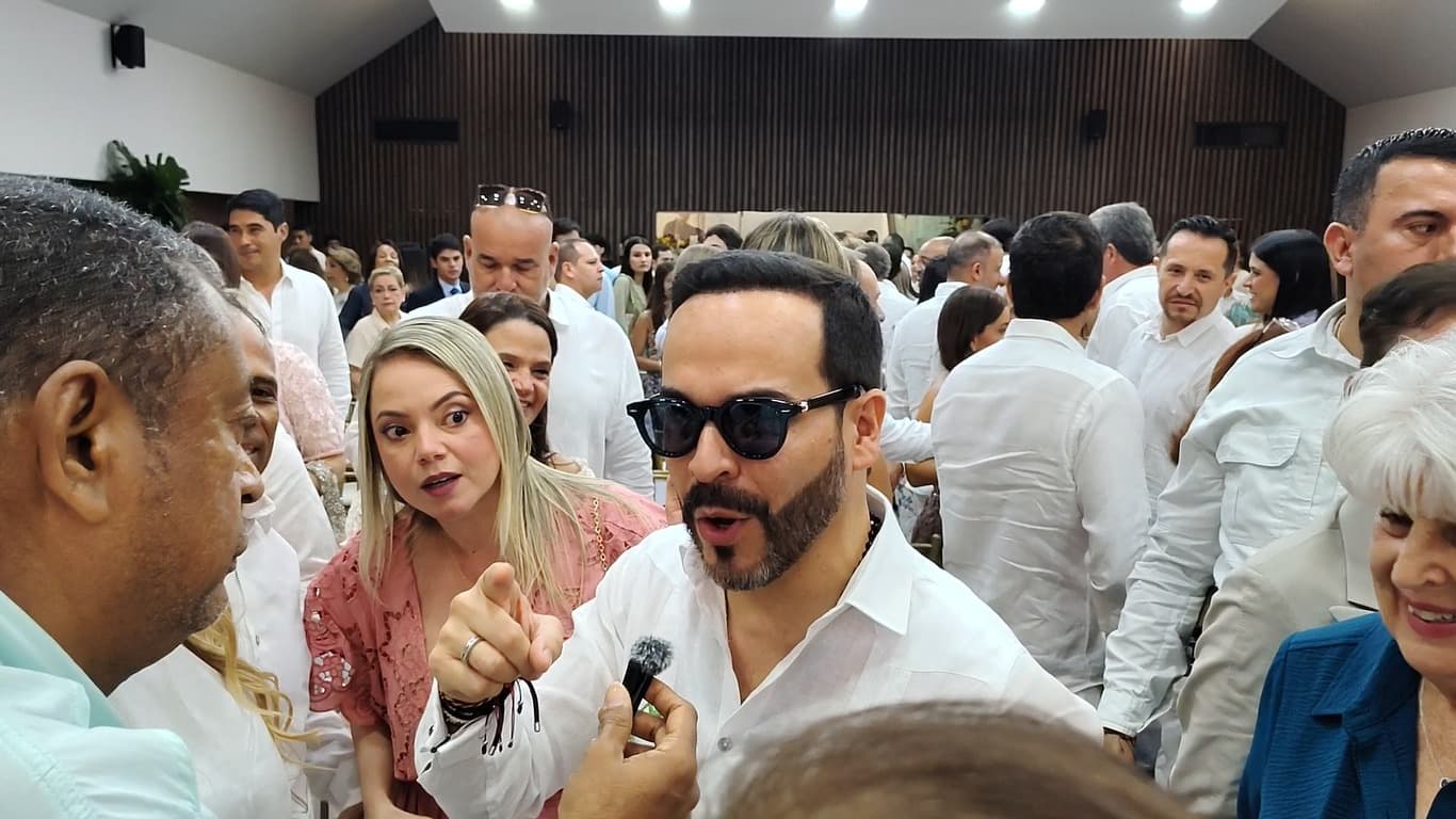 Abelardo de la Espriella saluda a samarios durante su campaña presidencial en Santa Marta