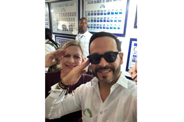 Abelardo de la Espriella acompaña graduación en Santa Marta junto a su esposa