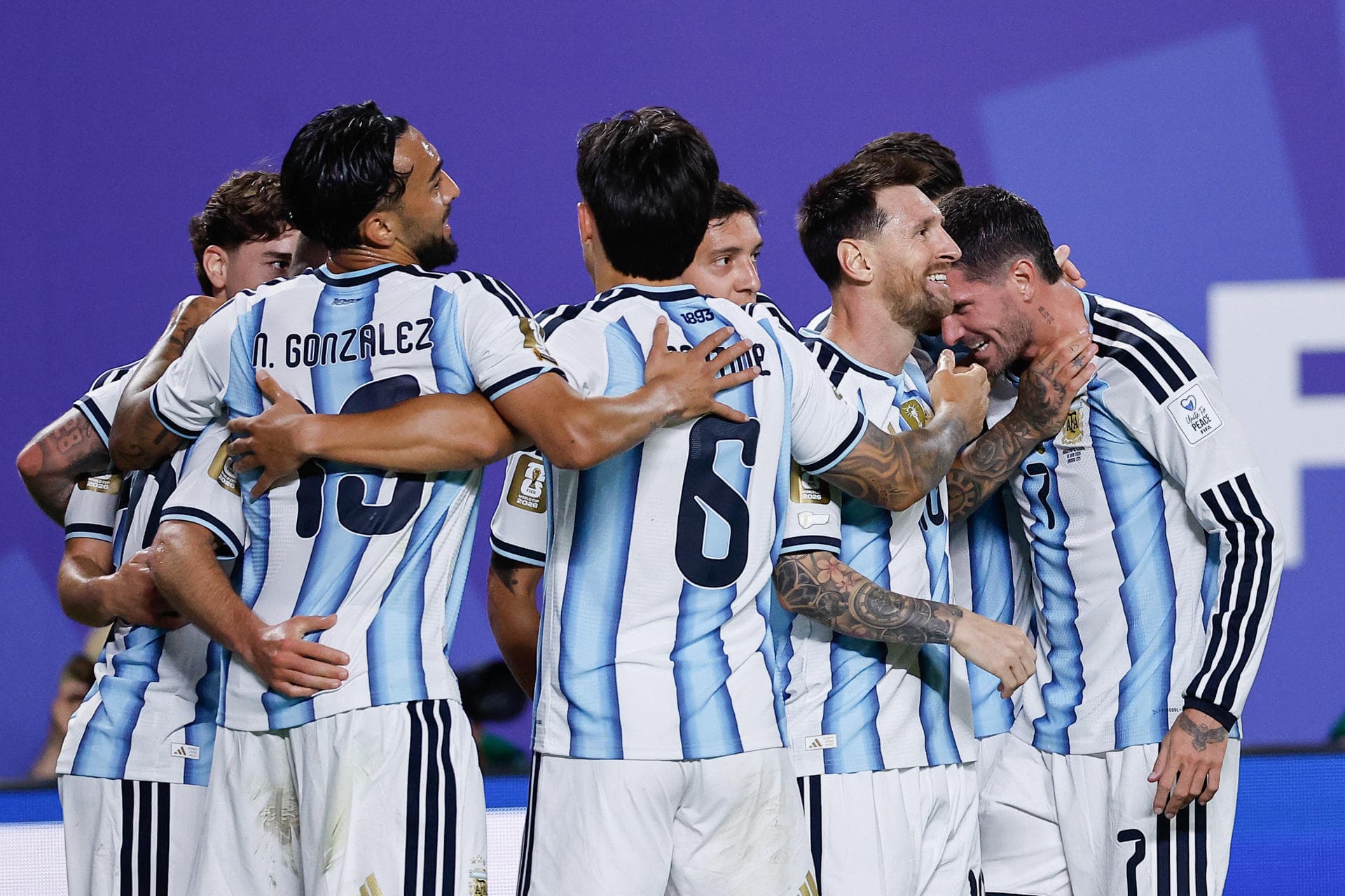 Messi firma histórico triplete y Argentina arrasa a Argelia en debut mundialista