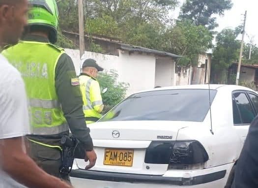 Persecución y fuga en Cuestecitas: conductor deja vehículo con marihuana en poder de la policía