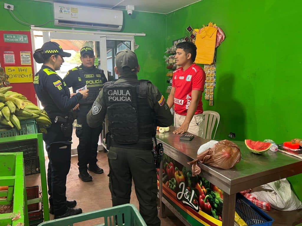Policía lleva mensaje de prevención a comerciantes de Hatonuevo contra extorsión y secuestro