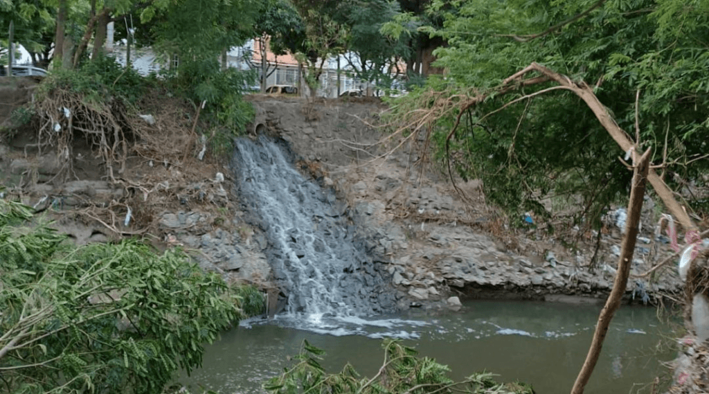 Vecinos denuncian contaminación del río Manzanares por aguas negras sin tratar en Santa Marta