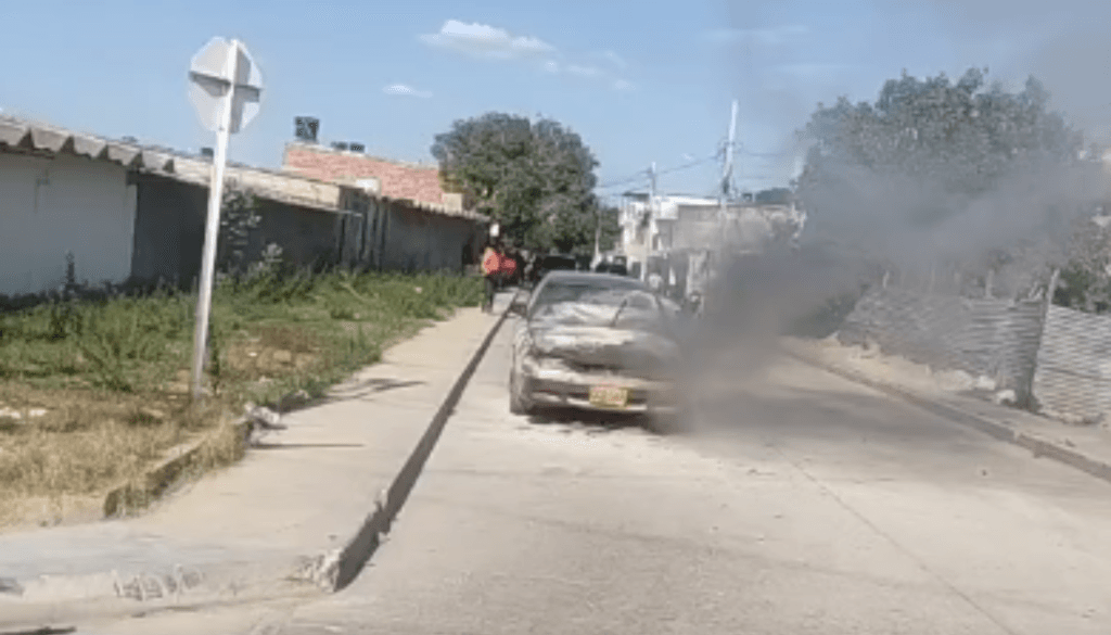 Vehículo se incendia en plena zona comercial de Riohacha por falla mecánica y calor extremo