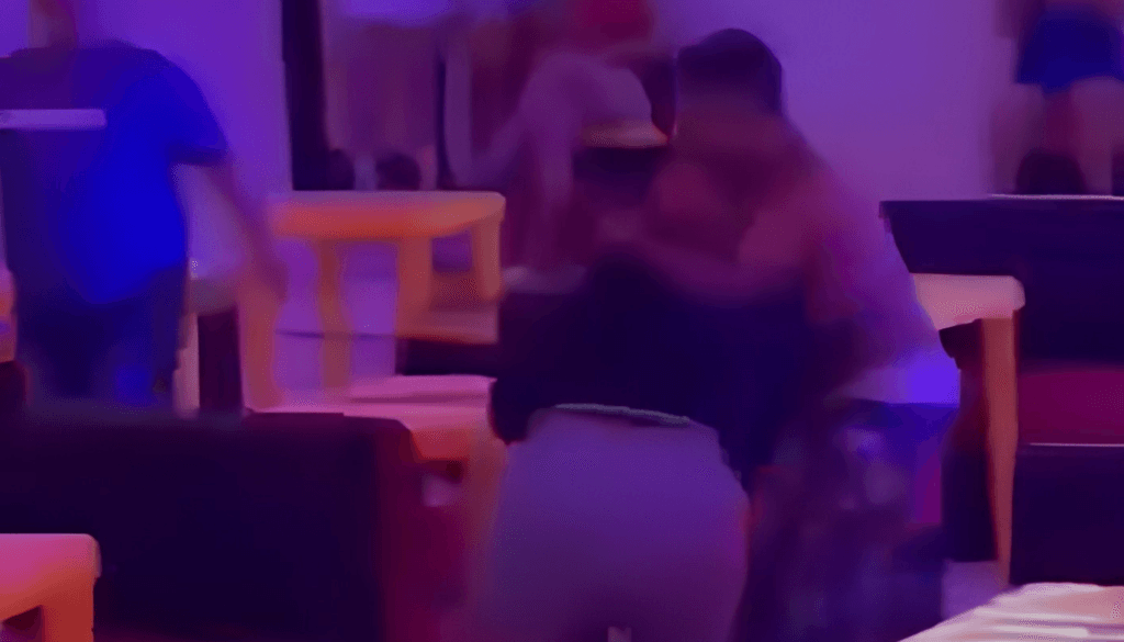 Mujer confronta a su esposo en un centro de tolerancia en Manabí y lo golpea