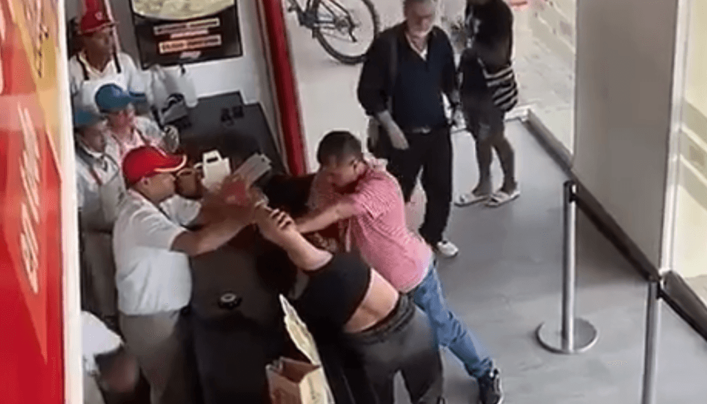 Un mensaje de texto desata pelea entre dos mujeres en un comercio: rivales por amor