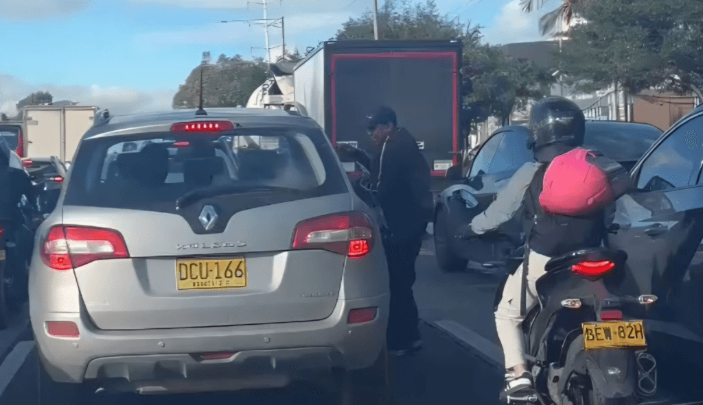 Banda de falsos vendedores asalta vehículos en pleno trancón de la Autopista Norte