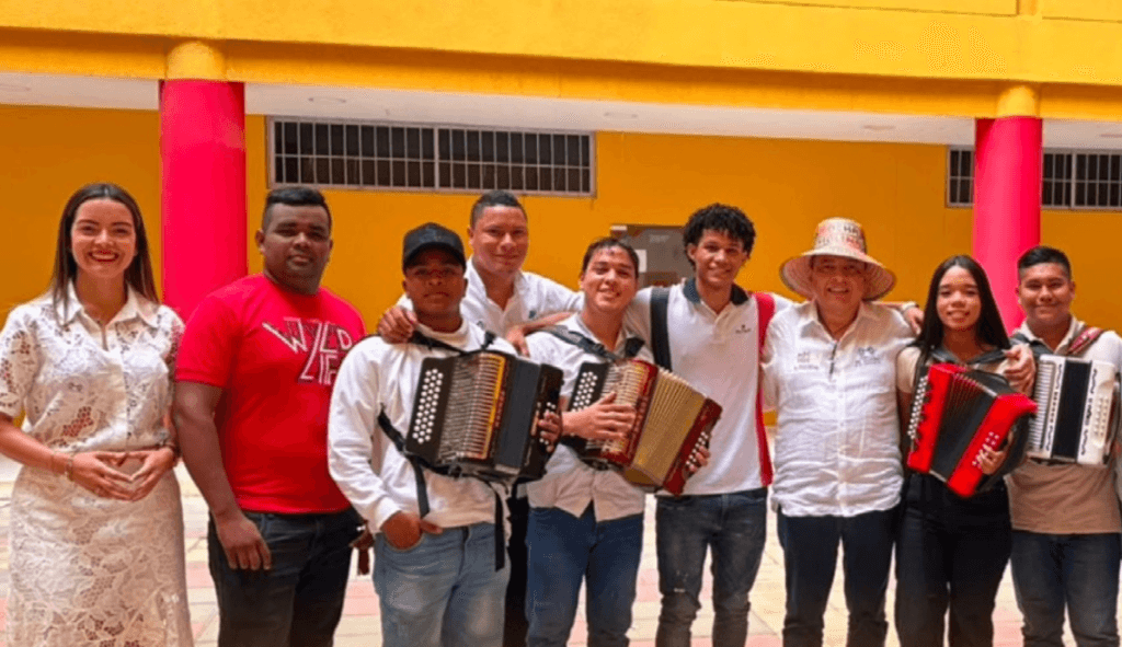 El Cocha Molina comparte su legado vallenato con estudiantes en La Guajira