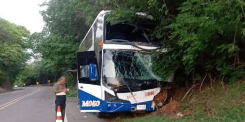 Bus se vuelca en la vía Riohacha-Palomino dejando múltiples heridos en pleno puente festivo