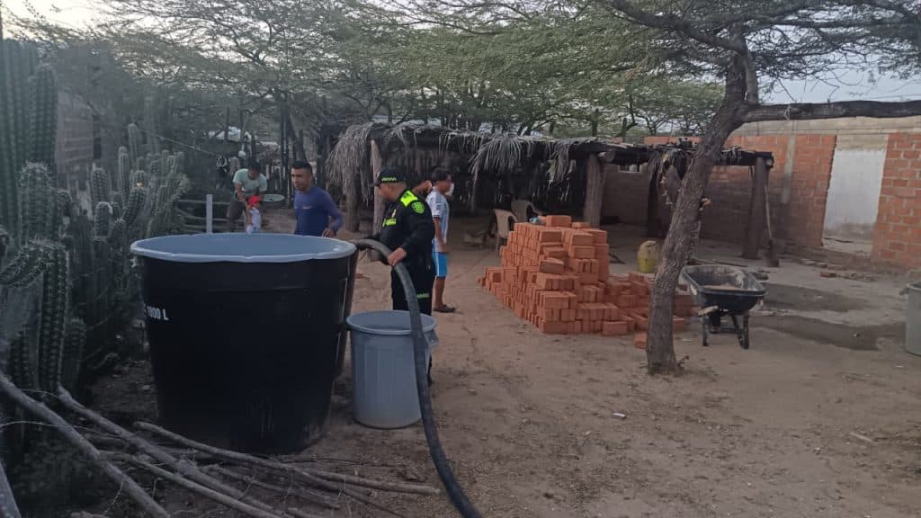 Policía lleva 2.300 litros de agua a comunidad en crisis de Camarones