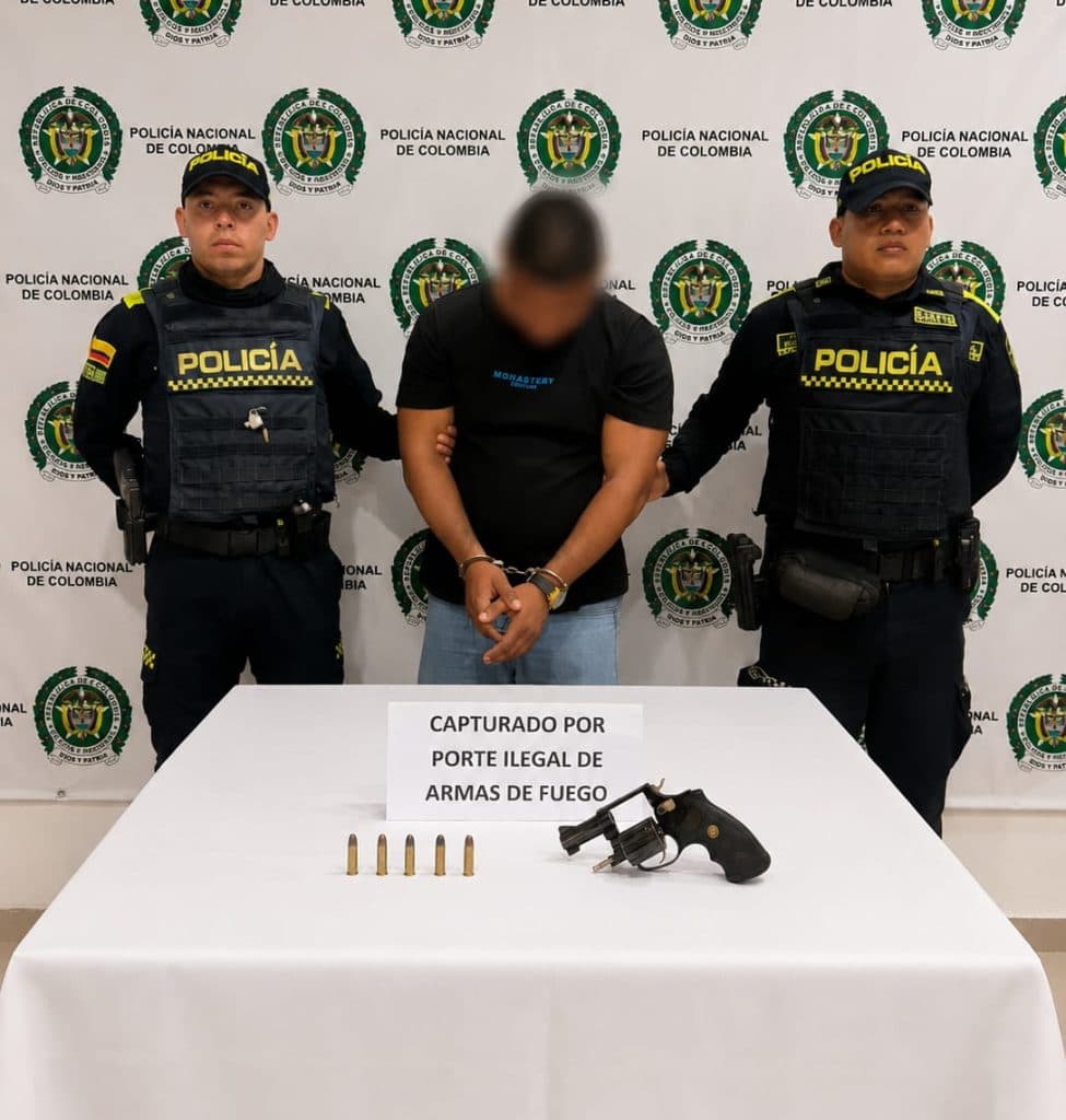 Policía captura a hombre con revólver ilegal en el barrio Arriba