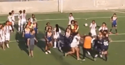 Invasión a la cancha: espectadores agredieron a menores en torneo femenino de Albania