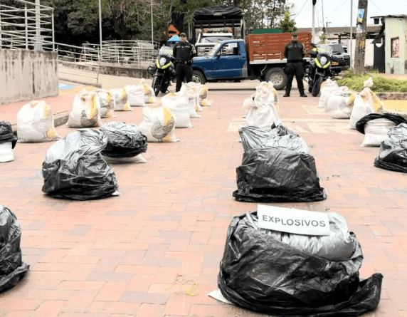 Policía incauta 825 kilos de explosivo en vía de La Mata: conductor huyó sin dejar rastro