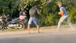 Violenta pelea entre motorizados en plena Troncal del Caribe en Riohacha deja caos vial