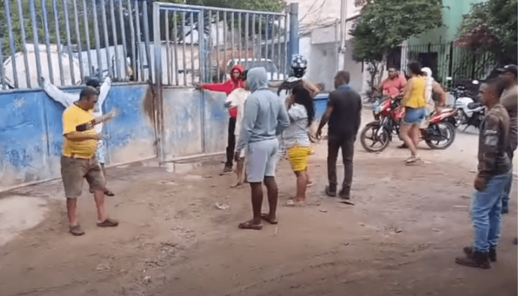Habitantes de la comuna 10 en Riohacha toman las instalaciones de Aqualia tras dos meses sin agua