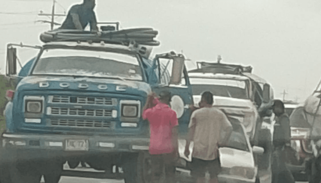 Choque en vía a Paraguachón deja dudas: ¿frenazo accidental o atraco a camión cisterna?