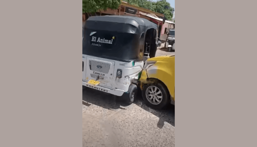 Choque entre moto y taxi en Maicao deja solo daños en los vehículos