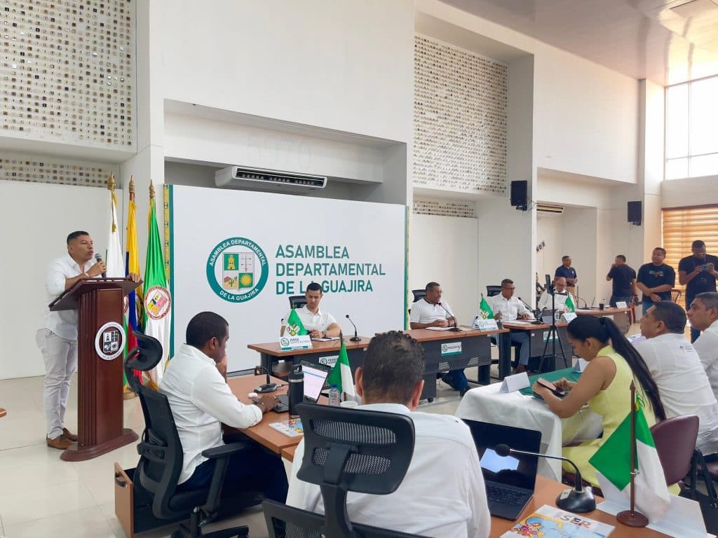 Corpoguajira presenta plan para frenar la erosión que devora playas en La Guajira